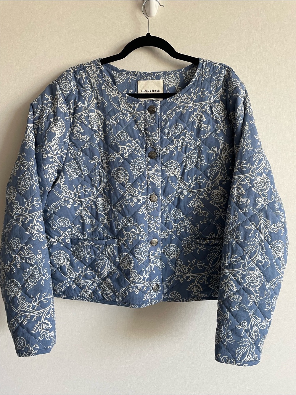 Lucky Brand Blue & White Floral Diamond Quilted Cotton Crop Collarless Jacket